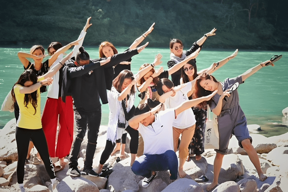 group of people tracking in rishikesh