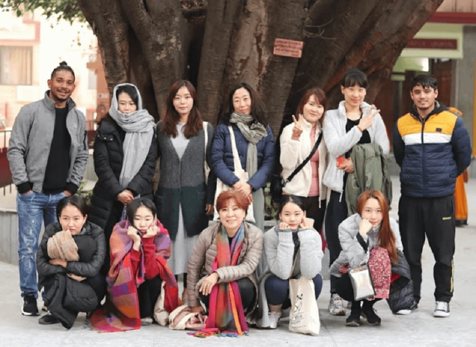 ashtanga vinyasa Yoga group of people visiting city