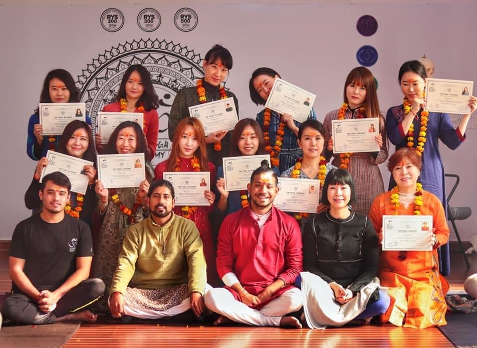 ashtanga vinyasa Yoga group of people certified yoga teacher